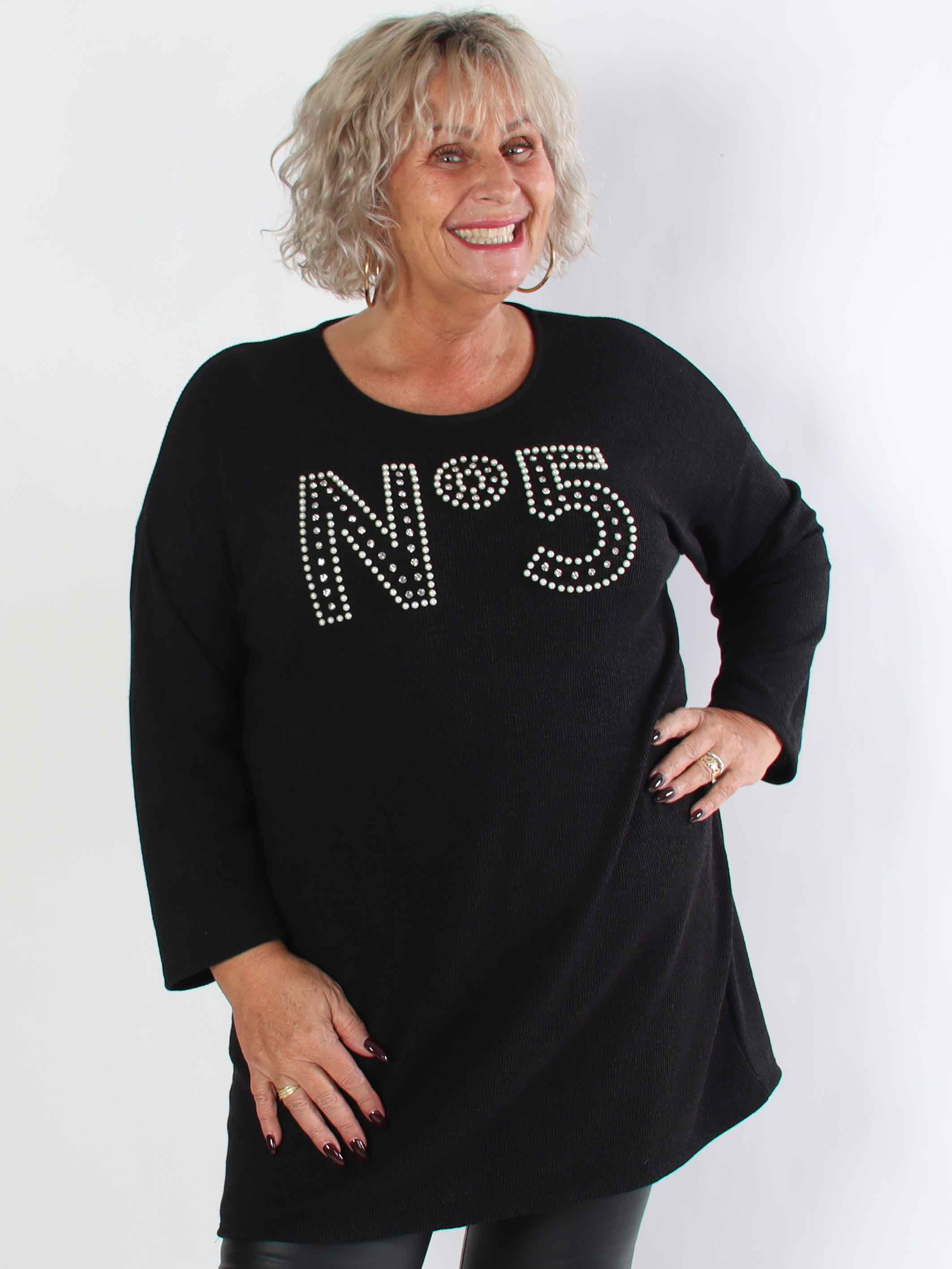 Jana - Let plus size strikkjole med similisten og perler på brystet